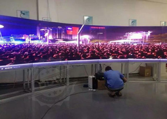 65 "Dinding Video Melengkung 500 Nits 1080p Resolusi Tinggi 3.5mm Snarrow Bezel DDW-LW650HN11