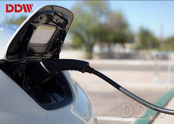 Outdoor ISO9001 Biaya Tumpukan Digital Signage 70 Inch DDW-AD7001S Untuk Mobil Energi 2500 Nits