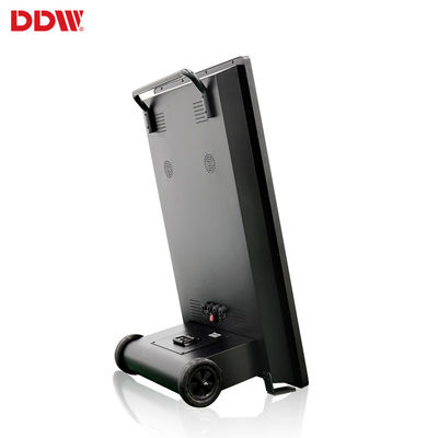 Outdoor capacitive touch lcd portable dengan roda menampilkan iklan digital signage baterai bertenaga