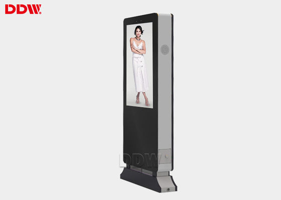 2000 Nits 55 "Lantai Standing Outdoor Digital Signage Kiosk Dengan Sistem Pendingin Kipas